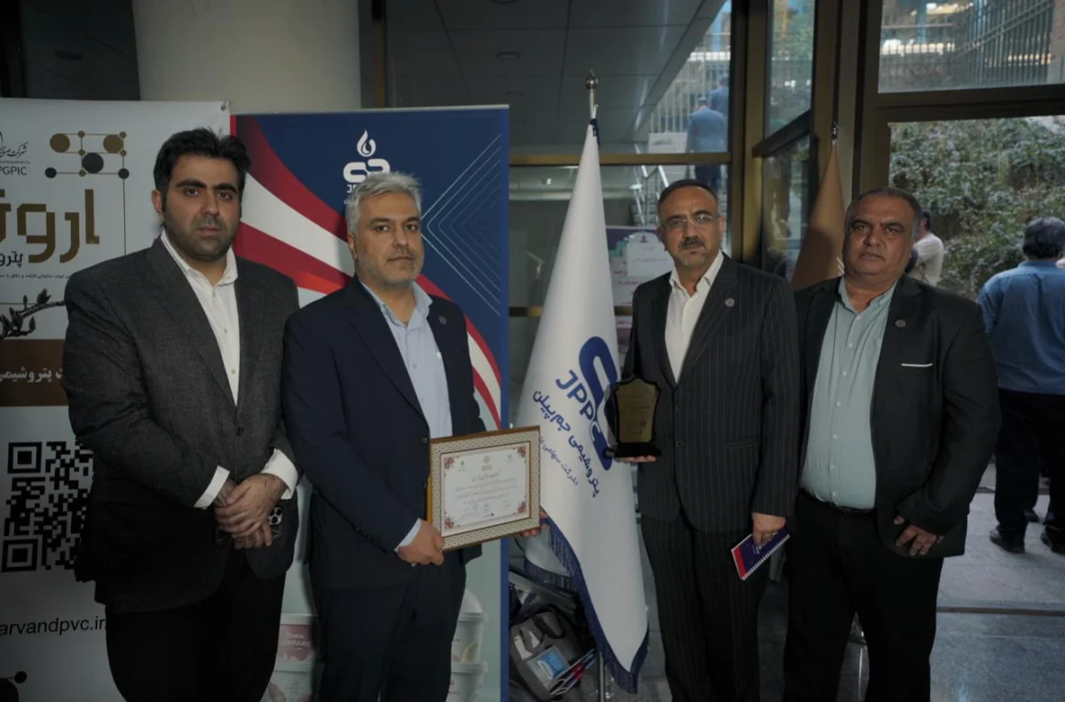 به گزارش خبرانرژی، در نهمین جشنواره نوآوری محصول برتر ایرانی که با حضور معاونت توسعه و برنامه‌ریزی وزارت صنعت، معدن و تجارت، قایم مقام معاونت پژوهشی شریف ، مدیران ارشد شرکت‌های پتروشیمی، بانک‌ها شرکت‌های خودروسازی و جمعی از فعالان حوزه نوآوری در دانشکده انرژی دانشگاه صنعتی شریف برگزار شد، شرکت پتروشیمی جم‌پیلن با ارائه گرید جدید EP548u موفق شد تندیس زرین و لوح تقدیر این رویداد معتبر را به دست آورد.