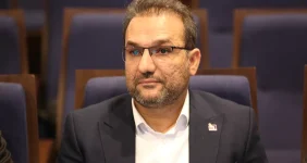 به گزارش خبرانرژی: هاشمی که دارای مدرک دکترای مهندسی صنایع و مدرس دانشگاه صنعت نفت است، پیش از این مسئولیت‌هایی همچون مدیرعاملی و عضویت در هیأت‌مدیره هلدینگ سرمایه‌گذاری صدر تأمین (تاصیکو)، مدیرعاملی پتروشیمی دنا، معاونت انرژی در ستاد مدیریت و حمل‌ونقل سوخت ریاست‌جمهوری را برعهده داشته است.