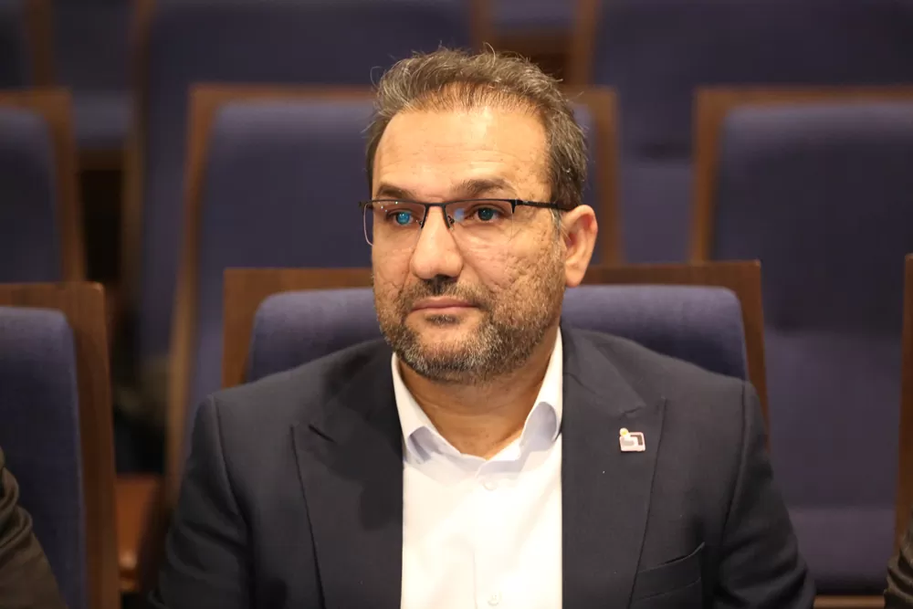 به گزارش خبرانرژی: هاشمی که دارای مدرک دکترای مهندسی صنایع و مدرس دانشگاه صنعت نفت است، پیش از این مسئولیت‌هایی همچون مدیرعاملی و عضویت در هیأت‌مدیره هلدینگ سرمایه‌گذاری صدر تأمین (تاصیکو)، مدیرعاملی پتروشیمی دنا، معاونت انرژی در ستاد مدیریت و حمل‌ونقل سوخت ریاست‌جمهوری را برعهده داشته است.