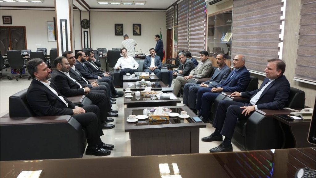 به گزارش خبرانرژی: دکتر ارسلان زارع تصریح کرد:شرکت پازارگاد که از آن به عنوان زمینه ساز تولید و پشتیبان تولید در منطقه پارس جنوبی یاد می شود، امروز در حوزه مسولیت اجتماعی نیز توانسته ارتباط خوبی بین صنعت و جامعه محلی ایفا کند و همراهی این شرکت و سایر شرکت‌های تابعه هلدینگ خلیج فارس در انتقال آب کوثر به شهرها و روستاهای شهرستان جم نیز قابل تقدیر است.