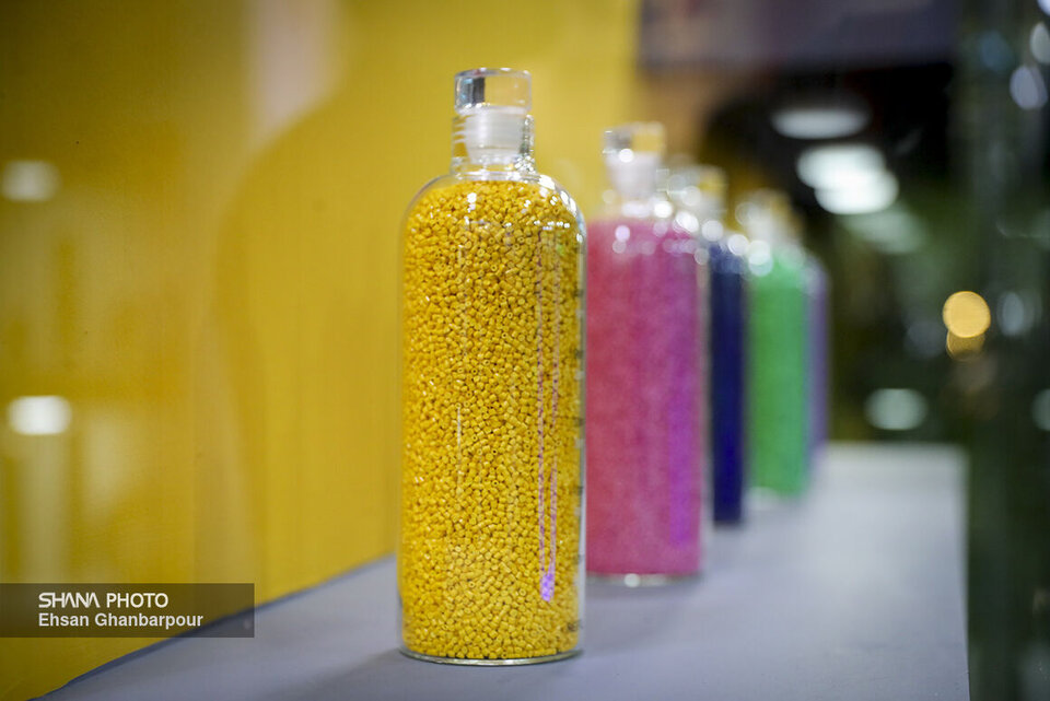 به گزارش خبرانرژی  به نقل از شرکت ملی صنایع پتروشیمی، حسن عباس‌زاده در آستانه برگزاری نوزدهمین نمایشگاه بین‌المللی  ایران پلاست اظهار کرد: ایران‌ پلاست، به‌عنوان یکی از رویدادهای مهم در بازار محصولات پلیمری در سطح بین‌المللی نشان‌دهنده رشد و توان داخلی صنعت پتروشیمی در بخش‌های بالادست، پایین‌دست و نیز  معرفی دستاوردهای کسب‌شده در زمینه فناوری‌های نوین و توسعه بازار در صنعت پتروشیمی است.