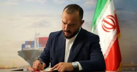 به  گزارش خبرانرژی: محمد اورعی با اشاره به فعالیت‌های هلدینگ اتحاد گفت: این مجموعه از سال ۱۳۹۸ فعالیت خود را آغاز کرده و اکنون با بیش از ۷۰ نفر پرسنل، یکی از تیم‌های بزرگ در حوزه کشتیرانی و حمل‌ونقل بین‌المللی کشور محسوب می‌شود. خدمات ما شامل حمل‌ونقل بین‌المللی، خدمات بندری و جابه‌جایی کالا است.