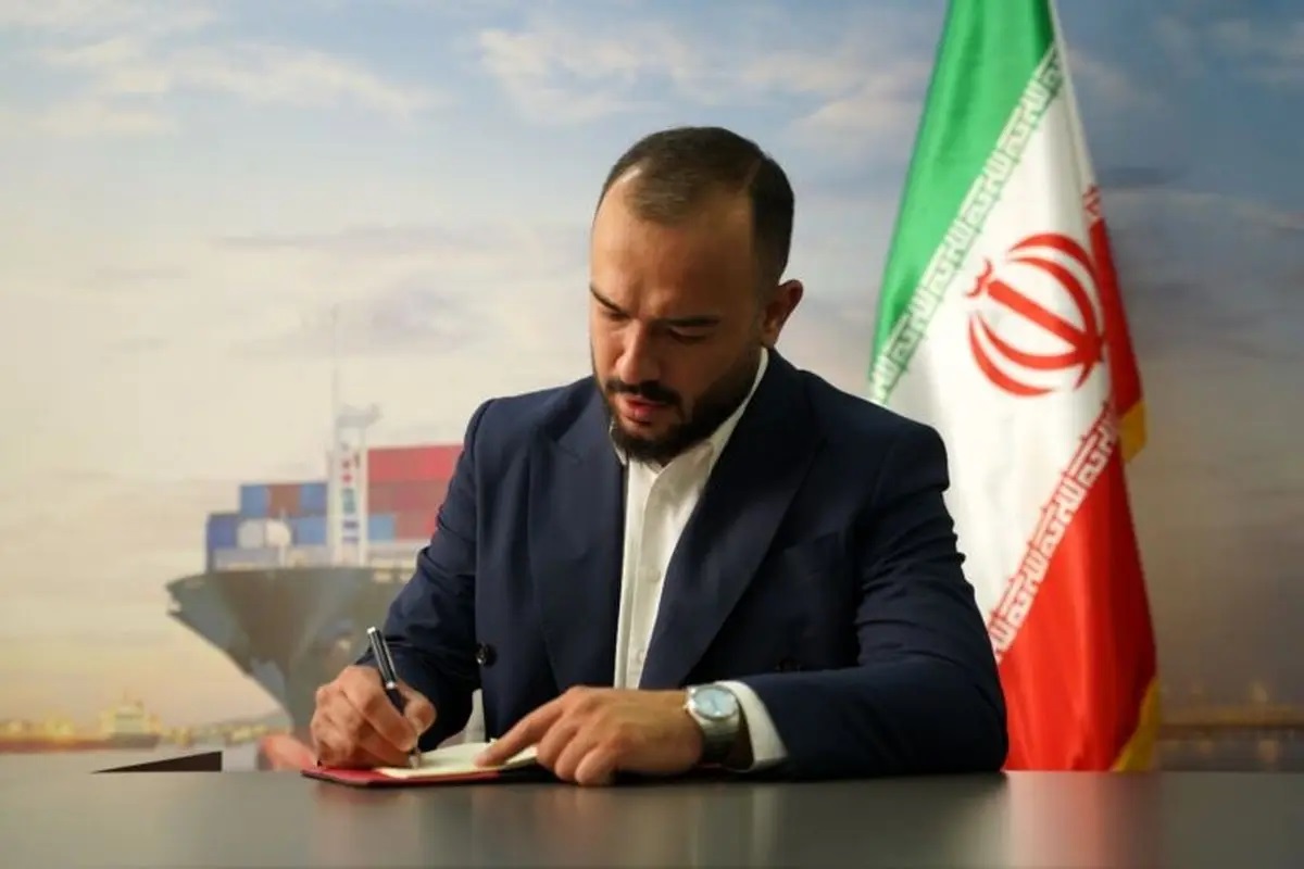 به  گزارش خبرانرژی: محمد اورعی با اشاره به فعالیت‌های هلدینگ اتحاد گفت: این مجموعه از سال ۱۳۹۸ فعالیت خود را آغاز کرده و اکنون با بیش از ۷۰ نفر پرسنل، یکی از تیم‌های بزرگ در حوزه کشتیرانی و حمل‌ونقل بین‌المللی کشور محسوب می‌شود. خدمات ما شامل حمل‌ونقل بین‌المللی، خدمات بندری و جابه‌جایی کالا است.