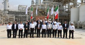 به گزارش خبرانرژی به نقل از روابط عمومی و امور فرهنگی شرکت پتروشیمی بوشهر، در این بازدید که با حضور مدیران ارشد سازمان تامین اجتماعی نیروهای مسلح و شرکت شستان انجام شد هیئت بازدیدکننده ضمن حضور در سایتهای شیرینسازی، شمالی(متانول، ASU و استحصال اتان) و جنوبی (الفین، منواتیلن گلایکول، یوتیلیتی آفسایت وRO)، از نزدیک در جریان روند پیشرفت فعالیتها و آخرین اقدامات فنی و اجرایی قرار گرفتند.