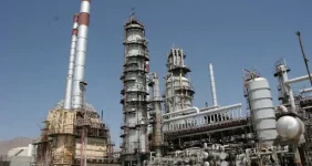 به گزارش خبرانرژی به نقل از پتروچی، سال ۱۴۰۳ برای پالایشگاه نفت اصفهان، سالی بود که وعدههای اولیه مدیریت جدید باقری دیزج، فاصله چشمگیری با نتیجه نهایی پیدا کرد. آنچه قرار بود دورهای از تحول، چابکی و ارتقای کیفیت باشد، عملاً به مجموعهای از عقبماندگیها، افت کیفیت محصولات و کندی در اجرای پروژههای کلیدی تبدیل شد.