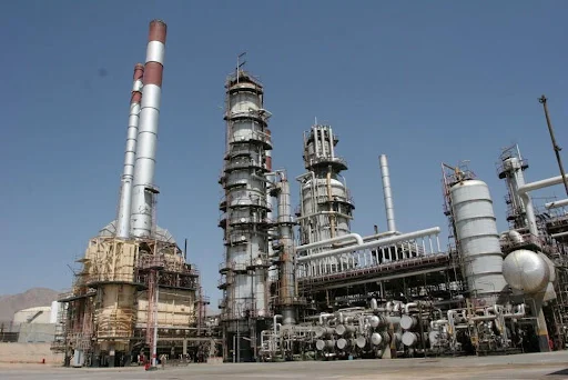 به گزارش خبرانرژی به نقل از پتروچی، سال ۱۴۰۳ برای پالایشگاه نفت اصفهان، سالی بود که وعده‌های اولیه مدیریت جدید باقری دیزج، فاصله چشمگیری با نتیجه نهایی پیدا کرد. آنچه قرار بود دوره‌ای از تحول، چابکی و ارتقای کیفیت باشد، عملاً به مجموعه‌ای از عقب‌ماندگی‌ها، افت کیفیت محصولات و کندی در اجرای پروژه‌های کلیدی تبدیل شد.