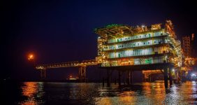 به گزارش خبرانرژی به نقل از شرکت نفت و گاز پارس، بهمن طاهرپور با بیان اینکه برنامه تعمیرات اساسی در سه سکوی تولیدی، فراورشی و پشتیبانی SPQ۱، SPP۱ و SPD۱ با موفقیت و در بازه زمانی ۱۸ روز پایان یافت، اظهار کرد: در این دوره، گروه‌های اجرایی تعمیرات دریا، مکانیک، کارگاه عملیات، برق و ابزار دقیق، بازرسی فنی، فرآیند، برنامه‌ریزی و ایمنی مشارکت داشتند.