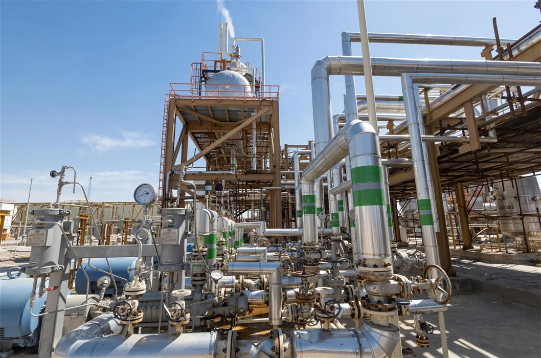 به گزارش خبرانرژی: با هدف افزایش قابلیت اطمینان تجهیزات و ارتقای ظرفیت تولید، عملیات اورهال پالایش گاز هویزه خلیج‌فارس طی برنامه‌ای منسجم و تحت رعایت کامل استانداردهای ایمنی اجرا شد. در طول این فرآیند، تولید به‌صورت موقت متوقف شد تا تعمیرات، بازبینی و به‌روزرسانی تجهیزات اصلی انجام گیرد.