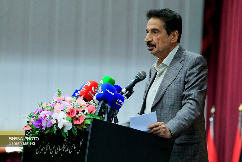 به گزارش خبرانرژی به نقل از شانا، احمد مهدوی‌ابهری روز (دوشنبه. ۱۷ شهریور) در آیین گشایش نوزدهمین نمایشگاه ایران پلاست با اشاره به اهمیت این رویداد اظهار کرد: باوجود جنگ ۱۲ روزه و مشکلات پیش‌آمده، خوشبختانه امسال نمایشگاه با شکوه‌تر از پارسال برگزار شده است. امیدواریم این نمایشگاه خروجی مثبتی برای تقویت تولید و کمک به اقتصاد کشور داشته باشد.