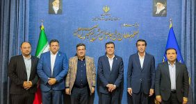 به گزارش خبرانرژی: در این نشست، دکتر جمشیدی با ارائه گزارشی جامع از دستاوردهای درخشان پتروشیمی نوری در سطوح ملی و بین‌المللی، موفقیت‌هایی برجسته را تشریح کرد؛ از جمله کسب رتبه نخست تحقیق و توسعه در کشور، قهرمانی جهانی در حوزه رباتیک، دریافت نشان شش‌ستاره تحول دیجیتال و رونمایی از محصولات نوآورانه دیجیتال با حمایت معاونت علمی و فناوری ریاست‌جمهوری.