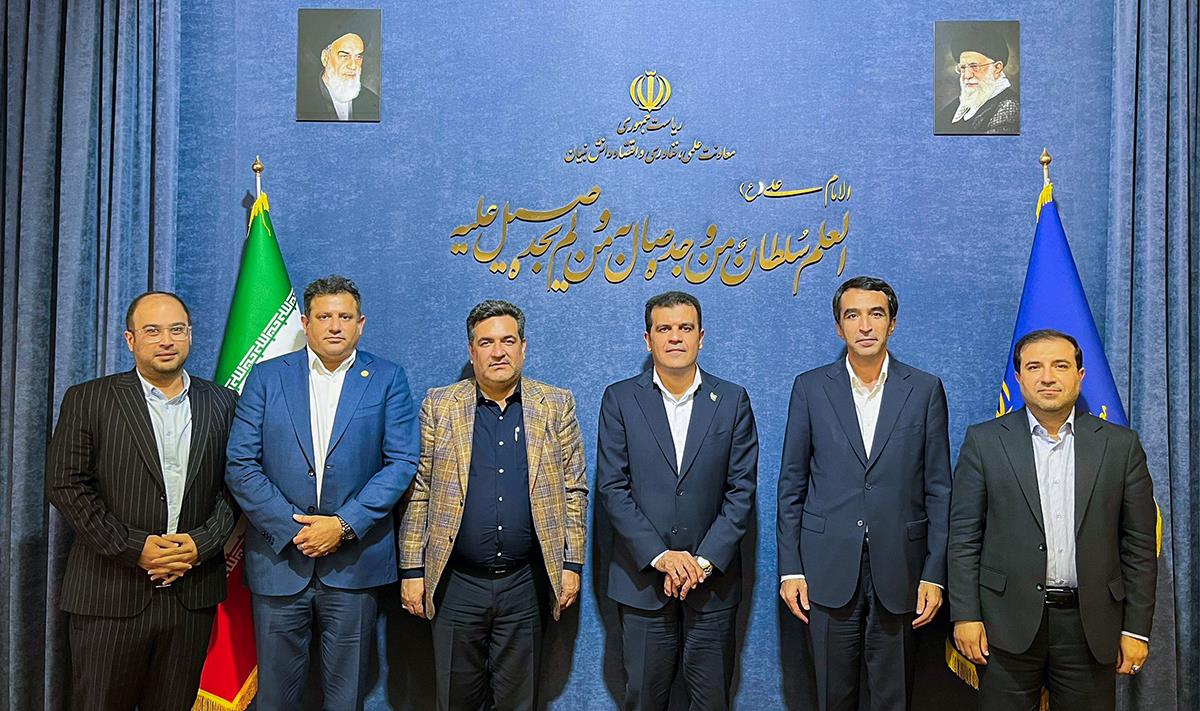 به گزارش خبرانرژی: در این نشست، دکتر جمشیدی با ارائه گزارشی جامع از دستاوردهای درخشان پتروشیمی نوری در سطوح ملی و بین‌المللی، موفقیت‌هایی برجسته را تشریح کرد؛ از جمله کسب رتبه نخست تحقیق و توسعه در کشور، قهرمانی جهانی در حوزه رباتیک، دریافت نشان شش‌ستاره تحول دیجیتال و رونمایی از محصولات نوآورانه دیجیتال با حمایت معاونت علمی و فناوری ریاست‌جمهوری.