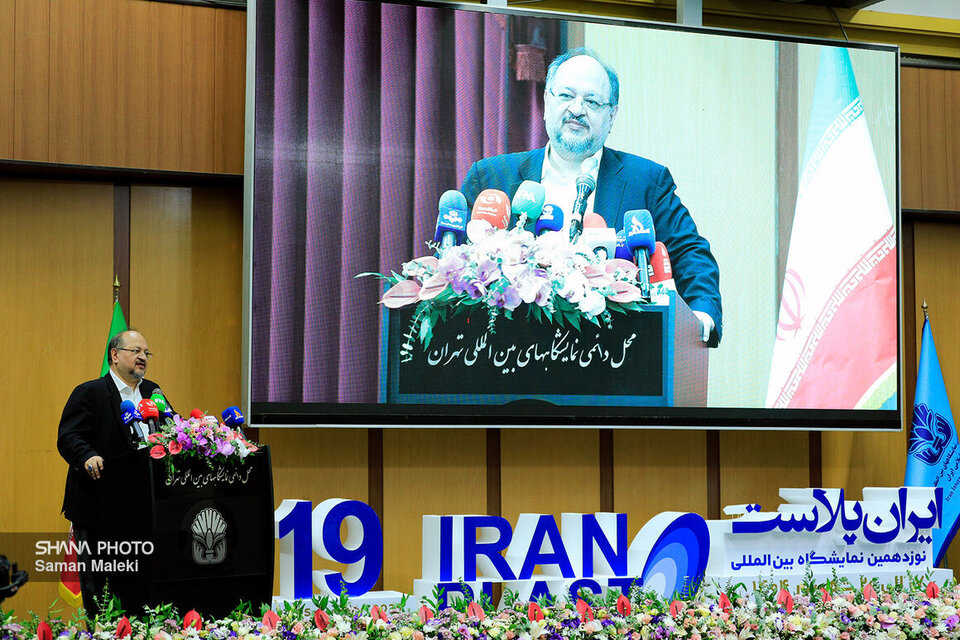 به گزارش خبرانرژی به نقل از شانا. محمد شریعتمداری روز (دوشنبه. ۱۷ شهریور) در آیین گشایش نوزدهمین نمایشگاه بین‌المللی ایران‌پلاست با بیان اینکه این رویداد آینه‌ای از دستاوردها و امیدهای صنعت پلاستیک است و فرصتی است تا با نگاهی جامع‌تر به آینده صنعت مهم پلاستیک بپردازیم،