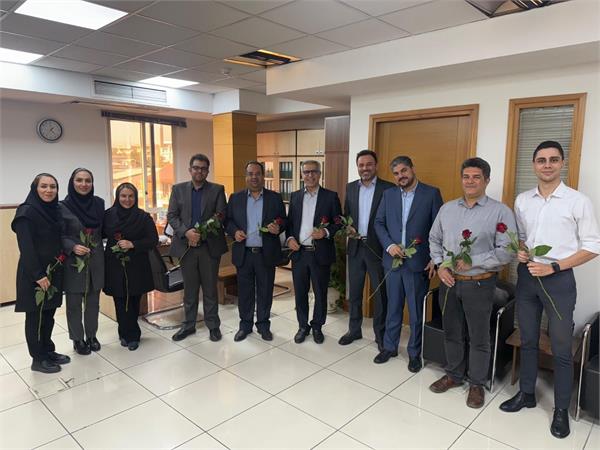 به گزارش خبر انرژی به نقل از روابط عمومی شرکت پتروشیمی جم‌پیلن: در این آئین، مدیرعامل محترم، اعضای هیأت‌مدیره در دفتر تهران و همچنین مدیر مجتمع و سرپرست روابط‌عمومی و امور بین‌الملل در مجتمع عسلویه، با حضور در واحدهای مختلف تولیدی و ستادی، ضمن اهدای شاخه‌گل به همکاران، از تلاش‌ها و زحمات آنان قدردانی کردند.