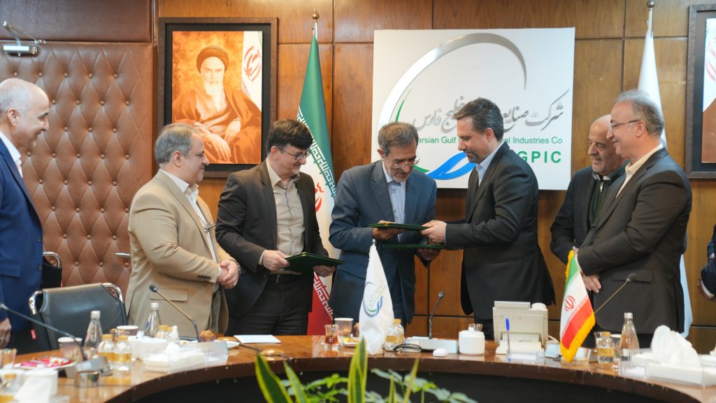 به گزارش خبرانرژی: با امضای  تفاهمنامه همکاری شرکت‌های عملیات غیرصنعتی پازارگاد و ماهشهر با  جهاد دانشگاهی کشور ، به زودی خدمات آموزشی و توانمندسازی شغلی و ارتقای مهارت‌های فنی و حرفه‌‎ای در قالب پترو کارت به کارکنان و خانواده‌های کارکنان صنعت پتروشیمی ارائه خواهد شد.