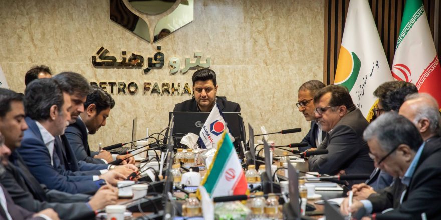 به گزارش خبرانرژی به نقل از روابط عمومی و امور بین الملل موسسه صندوق ذخیره فرهنگیان، جلسه شورای مدیران هلدینگ پتروفرهنگ و شرکت‌های تابعه سه شنبه 15 مهرماه 1404 با حضور علی صادقی مدیرعامل موسسه صندوق ذخیره فرهنگیان، جواد زارع پور مدیرعامل پتروفرهنگ، مدیران عامل شرکت‌های تابعه و همچنین مدیران ارشد هلدینگ، همزمان با آغاز سال مالی 1404-1405 برگزار شد.