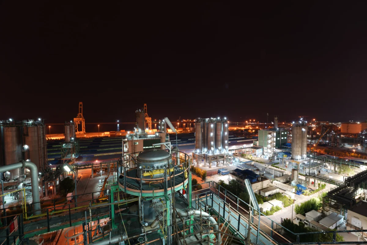 به گزارش خبرانرژی، پتروشیمی جم در شهریورماه ۱۴۰۴ توانست بار دیگر جایگاه خود را به‌عنوان پیشرو صنعت «الفین و پلیمر» تثبیت کند؛ عملکردی که با رشد هم‌زمان تولید و جهش ۱۱۶ درصدی درآمد نسبت به مدت مشابه سال گذشته، این شرکت را به تنها بازیگر این گروه با روند کاملاً صعودی در ماه مذکور تبدیل کرده است.