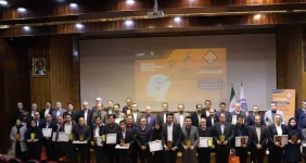 به گزارش خبرانرژی به نقل از روابط‌عمومی و امور بین‌الملل پتروشیمی جم، آیین اختتامیه نهمین جشنواره نوآوری برتر ایرانی روز ۳۰ شهریور ۱۴۰۴ با حضور اعضای کمیته جشنواره و معاونت برنامه‌ریزی وزارت صمت در سالن همایش دانشکده مهندسی انرژی دانشگاه صنعتی شریف تهران برگزار شد و پتروشیمی جم بار دیگر با ارائه اختراع یکی از محققین پرتلاش و متعهد واحد پژوهش و فناوری موفق به دریافت لوح زرین و گواهینامه نوآوری برتر ایرانی شد.