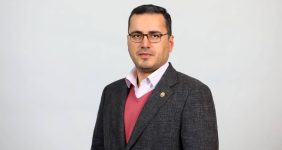 به گزارش خبرانرژی: جعفر بلوک آذری با تاکید براینکه همراه اول، به عنوان بزرگترین اپراتور مخابراتی ایران نقش کلیدی در اکوسیستم دیجیتال کشور ایفا می‌کند و فراتر از خدمات پایه مثل voice و پیامک و بسته‌های داده، بر توسعه راهکارهای هوشمند مبتنی بر AI تمرکز دارد، تصریح کرد: تاکنون در حوزه‌های مختلف شهر هوشمند نظیر هوشمندسازی مصرف انرژی، داشبوردهاي داده محور، خانه و ساختمان هوشمند، آبیاری هوشمند، مدیریت هوشمند تردد، حتی حوزه‌های نوین ارائه خدمات دیجیتال مانند سلامت، کشاورزي و گردشگری ورود کرده‌ایم. در این راستا همواره یکی از نقاط اتکای ما در همراه اول بهره‌گیری از ظرفیت‌های اپراتوری و اعمال الگوریتم‌های هوش مصنوعی به منظور بهینه‌سازی فرآیندها و کاهش هزینه‌ها و رفع ناترازی‌ها بوده است.