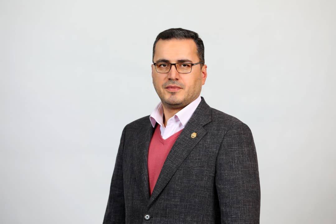 به گزارش خبرانرژی: جعفر بلوک آذری با تاکید براینکه همراه اول، به عنوان بزرگترین اپراتور مخابراتی ایران نقش کلیدی در اکوسیستم دیجیتال کشور ایفا می‌کند و فراتر از خدمات پایه مثل voice و پیامک و بسته‌های داده، بر توسعه راهکارهای هوشمند مبتنی بر AI تمرکز دارد، تصریح کرد: تاکنون در حوزه‌های مختلف شهر هوشمند نظیر هوشمندسازی مصرف انرژی، داشبوردهاي داده محور، خانه و ساختمان هوشمند، آبیاری هوشمند، مدیریت هوشمند تردد، حتی حوزه‌های نوین ارائه خدمات دیجیتال مانند سلامت، کشاورزي و گردشگری ورود کرده‌ایم. در این راستا همواره یکی از نقاط اتکای ما در همراه اول بهره‌گیری از ظرفیت‌های اپراتوری و اعمال الگوریتم‌های هوش مصنوعی به منظور بهینه‌سازی فرآیندها و کاهش هزینه‌ها و رفع ناترازی‌ها بوده است.