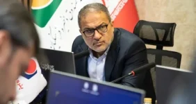 به گزارش خبرانرژی: مدیرعامل هلدینگ پتروفرهنگ در این جلسه گفت: با حمایت‌های بی دریغ مدیرعامل صندوق ذخیره فرهنگیان و سیاست گذاری منطبق بر واقعیت ایشان، خوشبختانه برای دومین سال پیاپی این هلدینگ سود ده شد. این دستاورد در شرایطی به دست آمد که دو پتروشیمی سبلان 1 و کیمیای پارس خاورمیانه حدود 4 ماه باتوجه به ناترازی‌های موجود در کشور با قطعی گاز و در نتیجه توقف تولید مواجه بودند. همچنین روند توقف تولید در ایام جنگ تحمیلی 12 روزه نیز حاکم بود اما با تمام این تفاسیر با زحمات مدیران و کارگران شریف شرکت‌های تولیدی، انحراف خاصی در برنامه‌ها ایجاد نشد و خوشبختانه روند سوددهی پتروفرهنگ به دومین سال پیاپی رسید.