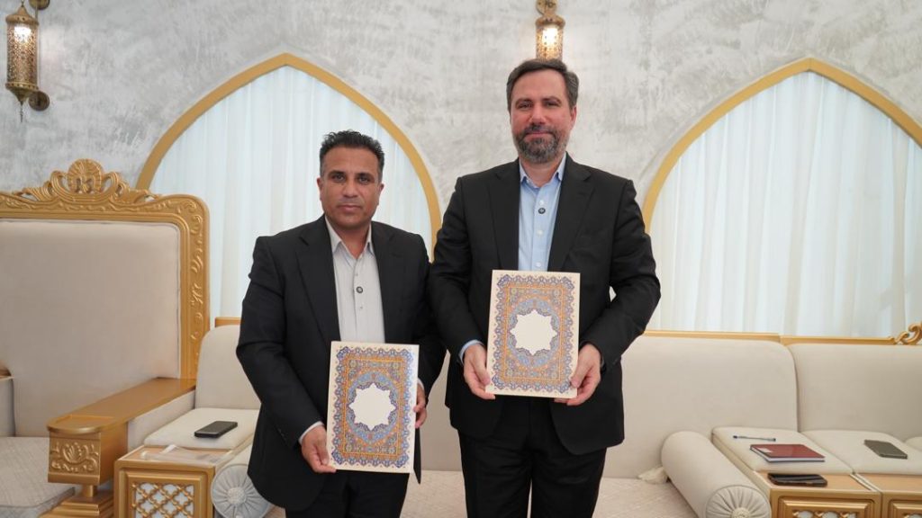 به گزارش خبرانرژی: در حاشیه دیدار مدیرکل میراث فرهنگی،گردشگری و صنایع دستی و جمعی از راهنمایان گردشگری استان بوشهر از دهکده گردشگری پازارلند، تفاهم نامه همکاری شرکت عملیات غیرصنعتی پازارگاد و اداره کل میراث فرهنگی ، گردشگری و صنایع دستی استان بوشهر با هدف توسعه گردشگری در این استان امضا شد.