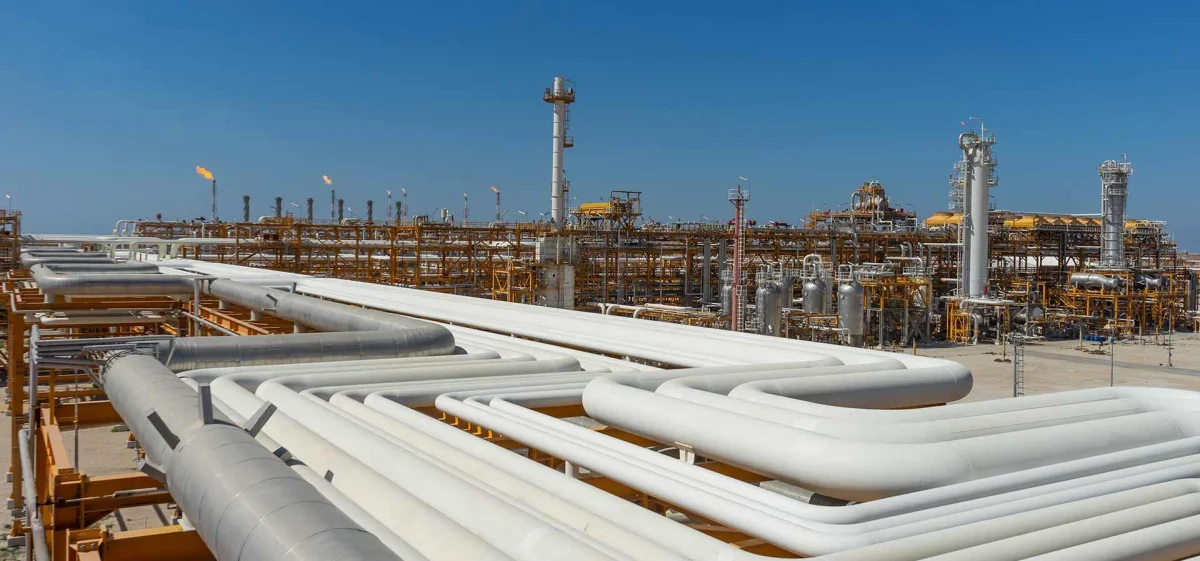 به گزارش خبرانرژی به نقل از مجتمع گاز پارس جنوبی، غلامعباس حسینی با اشاره به اینکه تولید اتان در ۶ ماه نخست امسال نسبت به مدت مشابه پارسال که حدود ۲ میلیون تن بود، ۷.۵ درصد افزایش یافته است، گفت: اتان تولیدی با کیفیت بالا به پتروشیمی‌های منطقه عسلویه تحویل شد و نقشی کلیدی در تأمین خوراک پایدار و راهبرد صنایع پتروشیمی منطقه دارد.