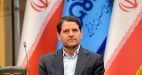 به گزارش خبرانرژی: حسن عباس‌زاده، در گفتگو با نیپنا درباره جزئیات نشست اخیر فعالان صنعت پتروشیمی با رئیس‌جمهور، با اشاره به اینکه این نشست با حضور مدیران‌عامل هلدینگ‌ها و نمایندگان انجمن صنفی کارفرمایی صنعت پتروشیمی برگزار شد، اظهارکرد: در این نشست، چالش‌های موجود در مسیر تولید و صادرات محصولات پتروشیمی از سوی مدیران هلدینگ‌ها، انجمن صنفی و شرکت ملی صنایع پتروشیمی مطرح شد و شخص رئیس‌جمهور نیز بر لزوم رفع موانع صادرات و تقویت ظرفیت‌های تولیدی کشور تأکید کردند.