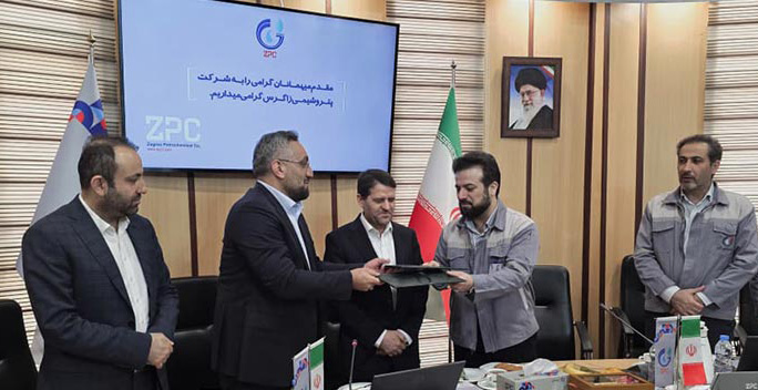 به گزارش خبرانرژی، این تفاهم نامه با هدف حرکت در مسیر توسعه پایدار، رفع ناترازی‌های انرژی، تحقق اهداف توسعه‌ای صنعت پتروشیمی و تقویت زنجیره تولید محصولات پتروشیمی با حمایت دکتر شریعتمداری، مدیرعامل هلدینگ خلیج فارس و با حضور دکتر عباس‌زاده، معاون وزیر نفت و مدیرعامل شرکت ملی صنایع پتروشیمی و مدیران عامل این دو شرکت بزرگ منعقد شد.