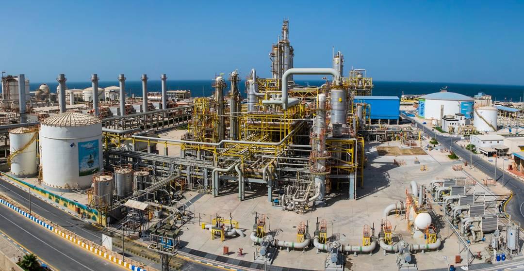 به گزارش خبرانرژی  بر اساس اعلام روابط عمومی پتروشیمی مروارید، این تعمیرات اساسی از امروز، شنبه ۲۹ آذرماه آغاز شده و با برنامه‌ریزی دقیق و هماهنگی کامل میان واحدهای بهره‌برداری، تعمیرات، مهندسی، بازرسی فنی، HSE و پشتیبانی در حال اجراست. مهم‌ترین محور این مرحله، تخلیه و بارگذاری کاتالیست در راکتورهای R-1001A و R-1001B واحد MEG با هدف بهبود راندمان فرآیندی و افزایش قابلیت اطمینان تولید اتیلن گلایکول است.