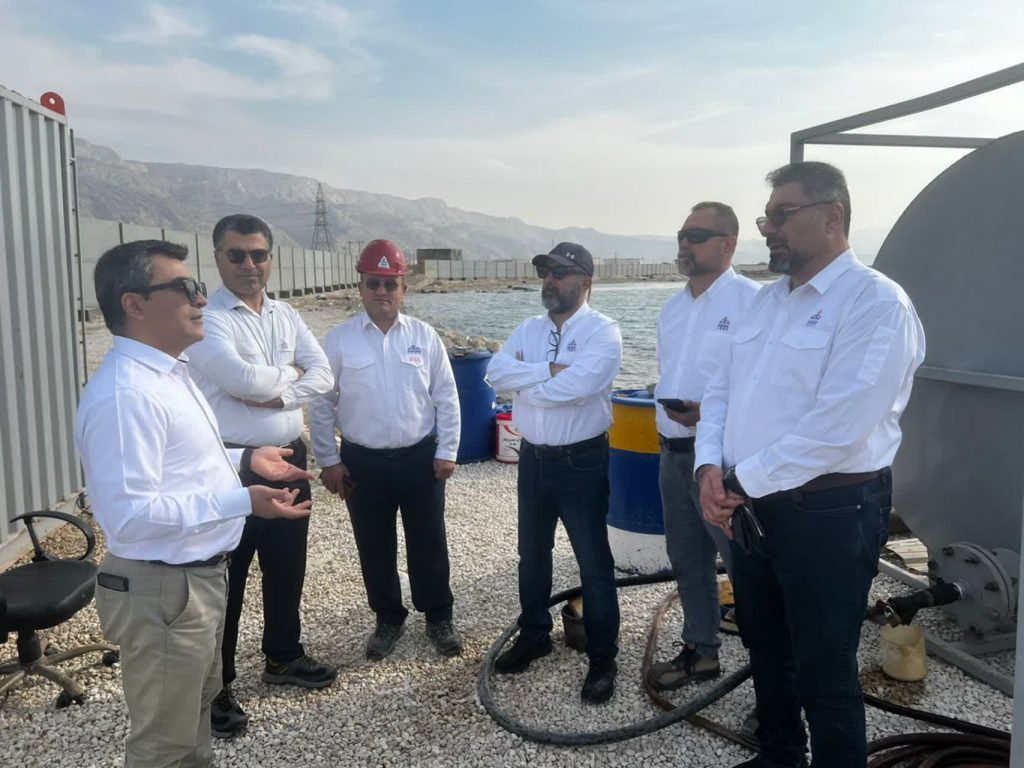 به گزارش خبرانرژی: محمدرضا عاطفه‌پور، مدیر پروژه خط لوله جدید فاز ۱۶ پارس جنوبی، در جریان سفر به عسلویه ضمن تشریح روند اجرا و وضعیت فعلی این پروژه به روابط عمومی شرکت مهندسی و ساخت تأسیسات دریایی ایران گفت:  پروژه خط لوله فاز ۱۶ پارس جنوبی در ابتدای سال ۱۴۰۱ از سوی شرکت نفت و گاز پارس به‌عنوان کارفرما ابلاغ شد و در تاریخ ۲۰ مهر ۱۴۰۲ به بهره‌برداری زودهنگام رسید که در نتیجه آن، ظرفیت تولید گاز سکوی فاز ۱۶ از ۷۰۰ میلیون فوت مکعب در روز به بیش از یک میلیارد فوت مکعب افزایش یافت.