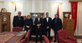 در راستای گسترش روابط اقتصادی و فرهنگی با کشورهای شمال آفریقا، جمعی از فعالان صنعت نمایشگاهی ایران روز شنبه ۲۹ آذر با سفیر لیبی در تهران دیدار کردند. در این دیدار، ظرفیت‌های برگزاری رویدادهای تجاری مشترک و نقش نمایشگاه‌ها در توسعه همکاری‌های دوجانبه مورد بررسی قرار گرفت. به گزارش شهر مردم به نقل از ستاد خبری، جمعی از فعالان نمایشگاهی کشور روز شنبه ۲۹ آذر با حضور در سفارت لیبی در تهران، با سفیر این کشور دیدار کردند. هدف از این نشست بررسی راهکارهای افزایش تعاملات اقتصادی میان دو کشور از طریق برگزاری نمایشگاه‌ها و رویدادهای تجاری بود. در جریان این دیدار، فعالان صنعت نمایشگاهی ایران ضمن تشریح ظرفیت‌های ایران در برگزاری نمایشگاه‌های تخصصی در سطح بین‌المللی، بر آمادگی کامل بخش خصوصی کشور برای همکاری با شرکت‌ها و نهادهای لیبیایی تأکید کردند. سفیر لیبی در تهران نیز ضمن استقبال از این رویکرد، ایران را یکی از شرکای مهم و دارای توانمندی‌های صنعتی و فنی در منطقه دانست. وی ابراز امیدواری کرد که با برنامه‌ریزی مشترک، زمینه برگزاری نمایشگاه‌های تخصصی در حوزه‌های نفت، گاز، ساخت‌وساز، خدمات فنی و مهندسی و همچنین محصولات ایرانی در لیبی فراهم شود. اهمیت لیبی در روابط اقتصادی ایران لیبی به‌عنوان یکی از کشورهای مهم شمال آفریقا، با برخورداری از منابع سرشار نفت و گاز و موقعیت جغرافیایی راهبردی در ساحل مدیترانه، از ظرفیت بالایی برای همکاری تجاری برخوردار است. توسعه ارتباطات اقتصادی با لیبی می‌تواند زمینه‌ساز حضور بیشتر شرکت‌های ایرانی در بازار آفریقا و ایجاد مسیرهای جدید صادراتی شود. فعالان ایرانی در این نشست با اشاره به این ظرفیت‌ها، بر نقش نمایشگاه‌ها و همایش‌های تخصصی در معرفی توانمندی‌های فنی و صنعتی ایران به بازارهای آفریقایی تأکید کردند. آنان معتقدند برگزاری نمایشگاه‌های مشترک ایران و لیبی می‌تواند به شناخت بهتر فرصت‌های سرمایه‌گذاری و افزایش سطح مبادلات تجاری میان دو کشور منجر شود. در پایان این دیدار، مقرر شد جلسات کارشناسی برای بررسی امکان برگزاری نخستین نمایشگاه مشترک ایران و لیبی در سال آینده تشکیل شود و زمینه همکاری‌های عملیاتی در حوزه‌های مرتبط با بخش خصوصی دو کشور فراهم گردد.