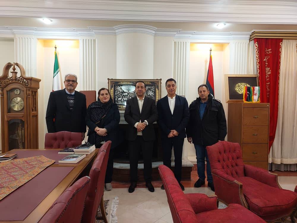 در راستای گسترش روابط اقتصادی و فرهنگی با کشورهای شمال آفریقا، جمعی از فعالان صنعت نمایشگاهی ایران روز شنبه ۲۹ آذر با سفیر لیبی در تهران دیدار کردند. در این دیدار، ظرفیت‌های برگزاری رویدادهای تجاری مشترک و نقش نمایشگاه‌ها در توسعه همکاری‌های دوجانبه مورد بررسی قرار گرفت. به گزارش شهر مردم به نقل از ستاد خبری، جمعی از فعالان نمایشگاهی کشور روز شنبه ۲۹ آذر با حضور در سفارت لیبی در تهران، با سفیر این کشور دیدار کردند. هدف از این نشست بررسی راهکارهای افزایش تعاملات اقتصادی میان دو کشور از طریق برگزاری نمایشگاه‌ها و رویدادهای تجاری بود. در جریان این دیدار، فعالان صنعت نمایشگاهی ایران ضمن تشریح ظرفیت‌های ایران در برگزاری نمایشگاه‌های تخصصی در سطح بین‌المللی، بر آمادگی کامل بخش خصوصی کشور برای همکاری با شرکت‌ها و نهادهای لیبیایی تأکید کردند. سفیر لیبی در تهران نیز ضمن استقبال از این رویکرد، ایران را یکی از شرکای مهم و دارای توانمندی‌های صنعتی و فنی در منطقه دانست. وی ابراز امیدواری کرد که با برنامه‌ریزی مشترک، زمینه برگزاری نمایشگاه‌های تخصصی در حوزه‌های نفت، گاز، ساخت‌وساز، خدمات فنی و مهندسی و همچنین محصولات ایرانی در لیبی فراهم شود. اهمیت لیبی در روابط اقتصادی ایران لیبی به‌عنوان یکی از کشورهای مهم شمال آفریقا، با برخورداری از منابع سرشار نفت و گاز و موقعیت جغرافیایی راهبردی در ساحل مدیترانه، از ظرفیت بالایی برای همکاری تجاری برخوردار است. توسعه ارتباطات اقتصادی با لیبی می‌تواند زمینه‌ساز حضور بیشتر شرکت‌های ایرانی در بازار آفریقا و ایجاد مسیرهای جدید صادراتی شود. فعالان ایرانی در این نشست با اشاره به این ظرفیت‌ها، بر نقش نمایشگاه‌ها و همایش‌های تخصصی در معرفی توانمندی‌های فنی و صنعتی ایران به بازارهای آفریقایی تأکید کردند. آنان معتقدند برگزاری نمایشگاه‌های مشترک ایران و لیبی می‌تواند به شناخت بهتر فرصت‌های سرمایه‌گذاری و افزایش سطح مبادلات تجاری میان دو کشور منجر شود. در پایان این دیدار، مقرر شد جلسات کارشناسی برای بررسی امکان برگزاری نخستین نمایشگاه مشترک ایران و لیبی در سال آینده تشکیل شود و زمینه همکاری‌های عملیاتی در حوزه‌های مرتبط با بخش خصوصی دو کشور فراهم گردد.