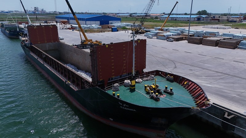 به گزارش خبرانرژی به نقل از روابط عمومی و امور بین‌الملل سازمان منطقه آزاد انزلی، وی افزود: «بر اساس آمارهای ثبت‌شده، تعداد کشتی‌های تخلیه و بارگیری‌شده در بندر کاسپین نسبت به مدت مشابه سال گذشته ۴۵ درصد افزایش یافته که نشان‌دهنده ارتقای زیرساخت‌ها و تسهیل فرآیندهای گمرکی و لجستیکی است.»