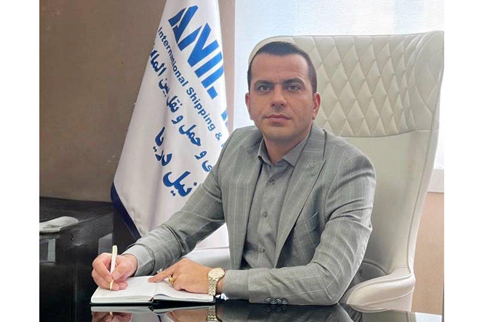 به گزارش خبرانرژی: در منطقه خاورمیانه، نمونه‌های موفق از عربستان، امارات و عمان نشان داده‌اند که توسعه بنادر، شبکه‌های حمل‌ونقل دریایی و ریلی، پارک‌های لجستیکی و زیرساخت‌های دیجیتال، زمانی به نتیجه رسیده‌اند که بخش خصوصی قدرتمند، سرمایه‌گذار و بین‌المللی در خط مقدم قرار داشته است. این الگو ثابت می‌کند که موتور اصلی تحول لجستیک در جهان امروز، دولت‌ها نیستند؛ بلکه بخش خصوصی چابک، متخصص و جهانی است که مسیرهای تجارت را بازتعریف می‌کند.