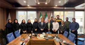 به گزارش خبرانرژی به نقل از روابط عمومی و امور فرهنگی پتروشیمی مروارید، در ابتدای این مراسم مهدی حسین‌پور مدیر مالی و سرمایه گذاری ضمن تبریک روز حسابدار، تلاش همکاران مالی شرکت را نمونه‌ای از پشتکار، نظم و مسئولیت‌پذیری عنوان کرد و افزود: حسابداری صرفا یک شغل نیست، مسئولیتی است که با شفافیت، دقت و سلامت مالی شرکت خورده است. همکاران واحد مالی در شرکت پتروشیمی مروارید در شرایط مختلف حتی روزهای تعطیل با تعهد و پشتکار کنار شرکت بوده‌اند و این روحیه رمز موفقیت آنهاست.