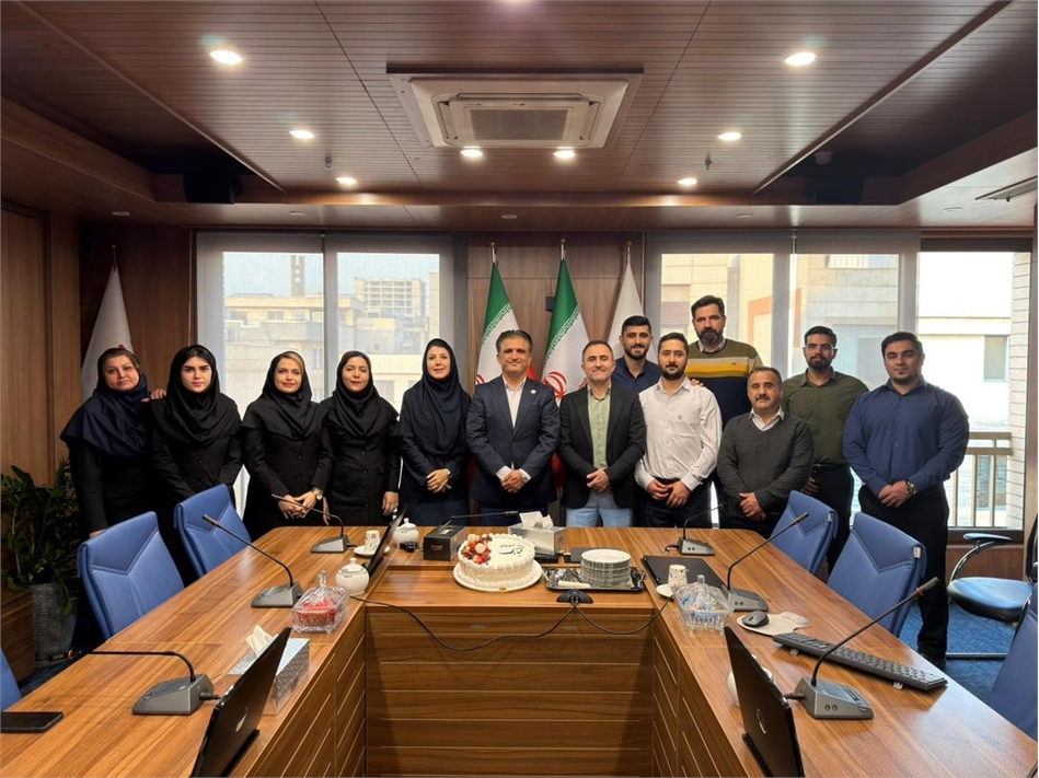 به گزارش خبرانرژی به نقل از روابط عمومی و امور فرهنگی پتروشیمی مروارید، در ابتدای این مراسم مهدی حسین‌پور مدیر مالی و سرمایه گذاری ضمن تبریک روز حسابدار، تلاش همکاران مالی شرکت را نمونه‌ای از پشتکار، نظم و مسئولیت‌پذیری عنوان کرد و افزود: حسابداری صرفا یک شغل نیست، مسئولیتی است که با شفافیت، دقت و سلامت مالی شرکت خورده است. همکاران واحد مالی در شرکت پتروشیمی مروارید در شرایط مختلف حتی روزهای تعطیل با تعهد و پشتکار کنار شرکت بوده‌اند و این روحیه رمز موفقیت آنهاست.