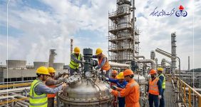 به گزارش خبرانرژی به نقل از روابط عمومی و امور بین‌الملل پتروشیمی امیرکبیر، تعمیرات اساسی واحد پلی‌اتیلن سنگین با هدف افزایش پایداری تولید، ارتقای ظرفیت محصول راهبردی PIPE GRADE و بهینه‌سازی مصرف انرژی، از ۲۳ آبان تا ۱۱ آذر ۱۴۰۴ به مدت ۱۹ روز انجام شد و با موفقیت پایان یافت. این واحد راهبردی اکنون با ظرفیت کامل در مدار تولید قرار دارد.