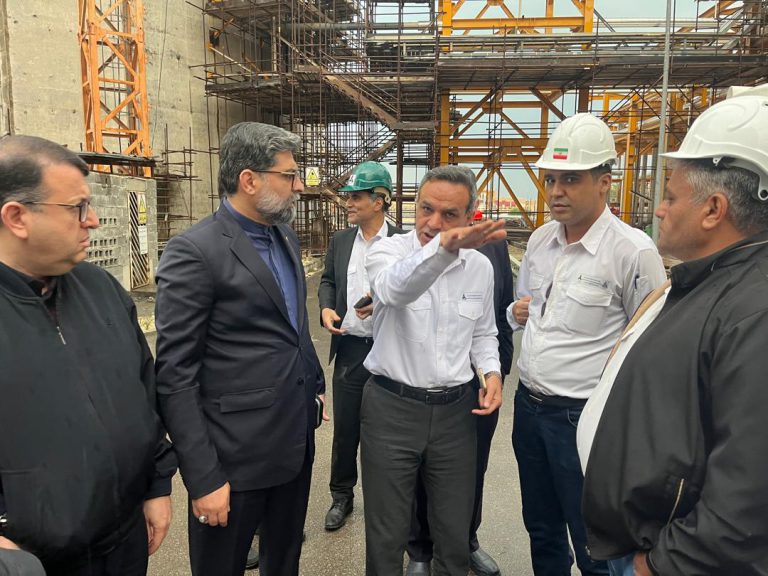 به گزارش خبرانرژی به نقل از روابط عمومي شركت مهندسي و ساخت تأسيسات دريايي ايران، روز یکشنبه ۷ دی‌ماه ۱۴۰۴، دكتر فرشاد مقيمي معاون وزیر صنعت، معدن و تجارت و رئیس هیأت عامل سازمان گسترش و نوسازی صنایع ایران (ایدرو) به شهرستان عسلویه سفر کرد تا از پروژه فاز ۱۴ پارس جنوبی بازدید نمايد. این بازدید با حضور مدیران و اعضای هیأت عامل ایدرو و نمایندگان کنسرسیوم فاز ۱۴ انجام شد.