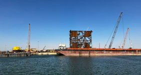 به گزارش خبرانرژی به نقل از روابط عمومی شرکت مهندسی و ساخت تأسیسات دریایی ایران، هومن صدردادرس، سرپرست روابط عمومی شرکت، روز سه شنبه ۹ دیماه طی بازدیدی از یارد خرمشهر از آخرین مراحل ساخت جکت پروژه توسعه ميدان گازي «فرزاد ب» خبر داد. در این گزارش آمده است: