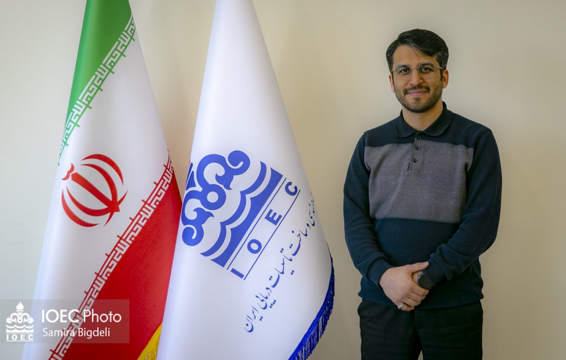 به گزارش خبرانرژی: دکتر علی مهری، پژوهشگر مهندسی مواد در شرکت مهندسی و ساخت تأسیسات دریایی ایران، در گفت‌وگو با روابط عمومی شرکت، تجربه ثبت بین‌المللی یک اختراع در حوزه کاتالیزورهای کاهش آلودگی خطوط نفت و گاز را تشریح کرد و هم‌زمان به مرور مسیر علمی و صنعتی خود پرداخت؛ مسیری که از دانشگاه‌های معتبر داخلی و خارجی آغاز شده و امروز به دغدغه توسعه و به‌کارگیری فناوری در صنعت انرژی کشور رسیده است.